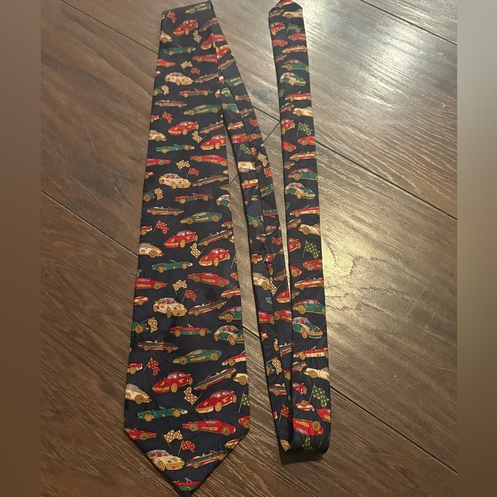 CLUB INTERNATINAL  MEN'S TIE  100% SILK MADE IN CANADA/ Car pattern